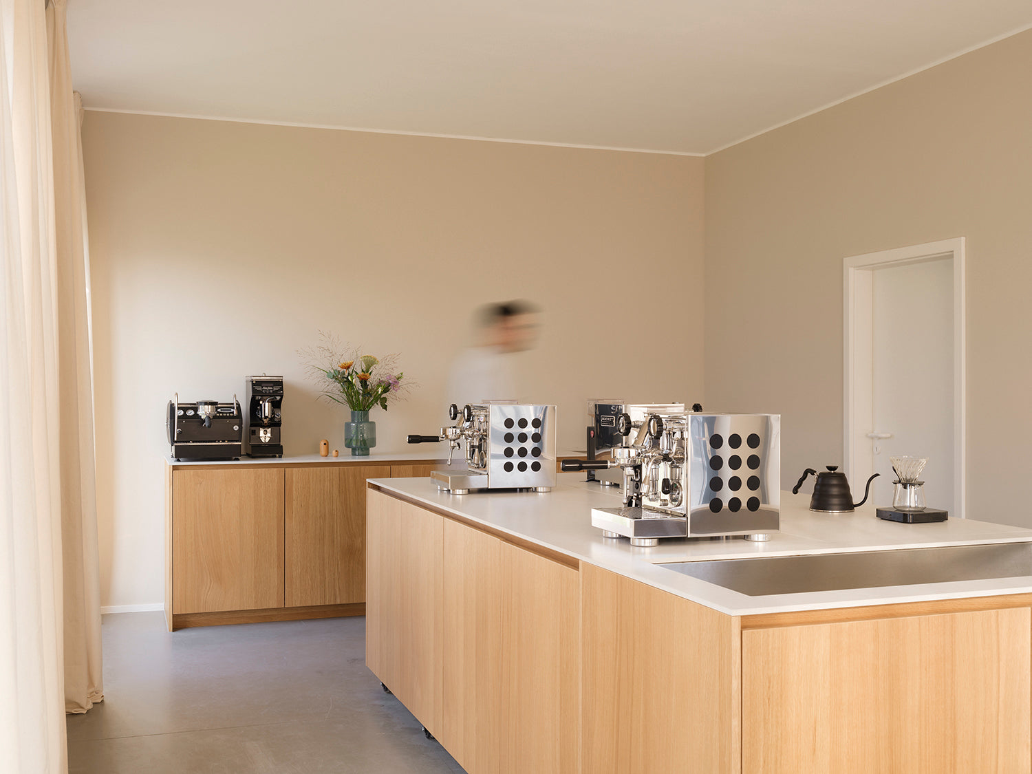 Barista Kurse finden in kleinen Gruppen statt: wir haben drei Stationen (Siebträgemaschine + Mühle), an jeder brühen zwei Personen