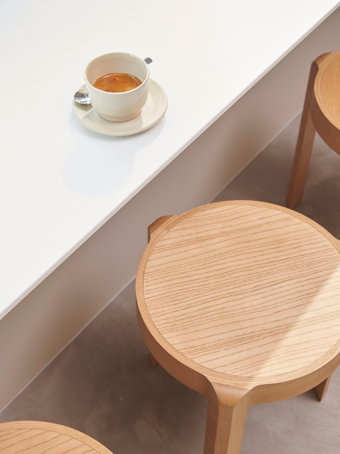 Ein doppelter Espresso. Wie man diesen perfekt brüht, das lernt man in unserem Barista Kurs.