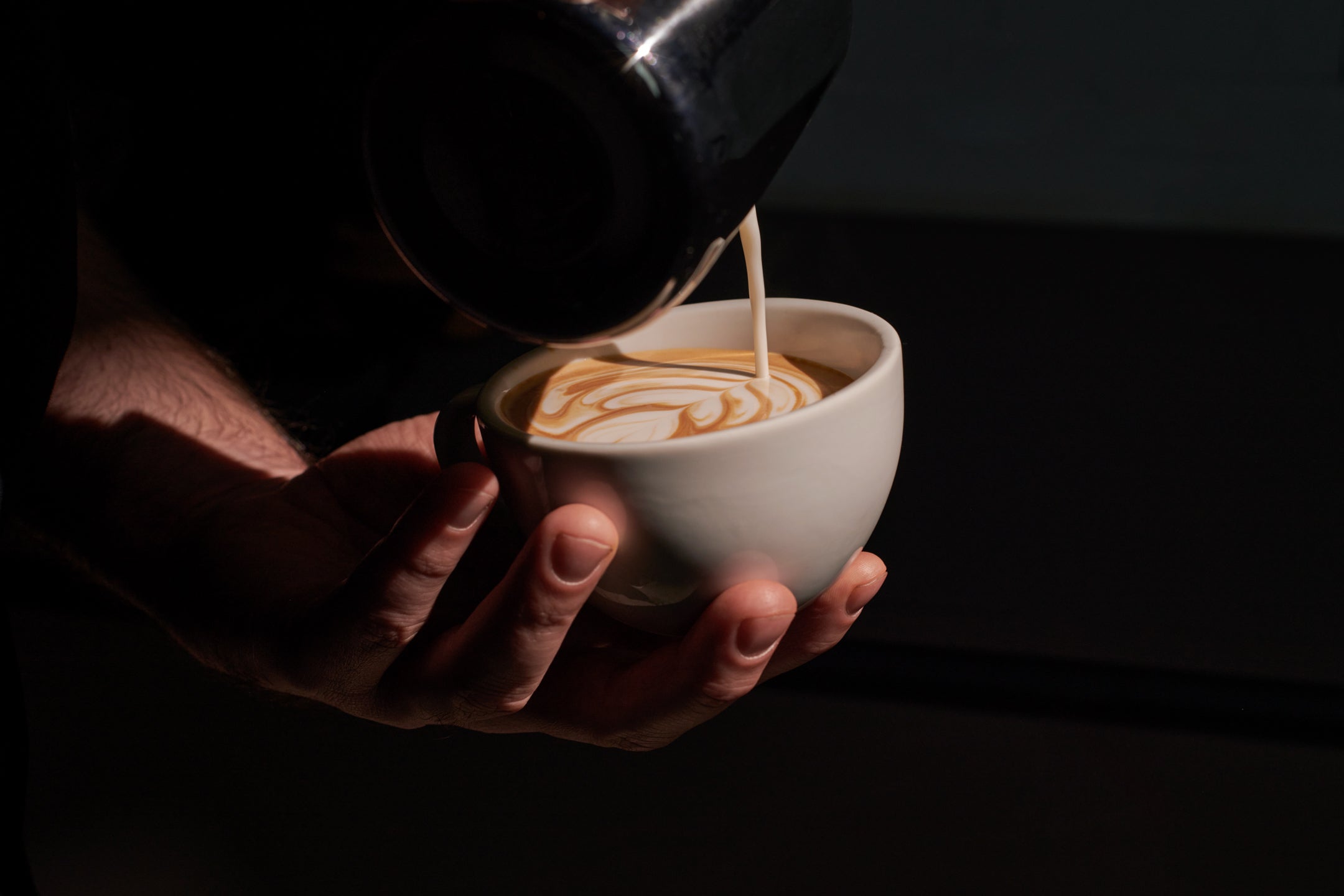 Eine Tulpe im Latte Art Kurs