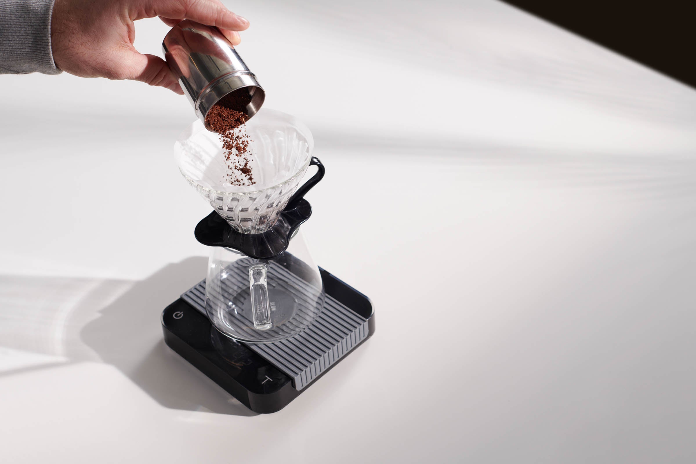 Filterkaffeepulver wird in den Hario Handfilter geschüttet