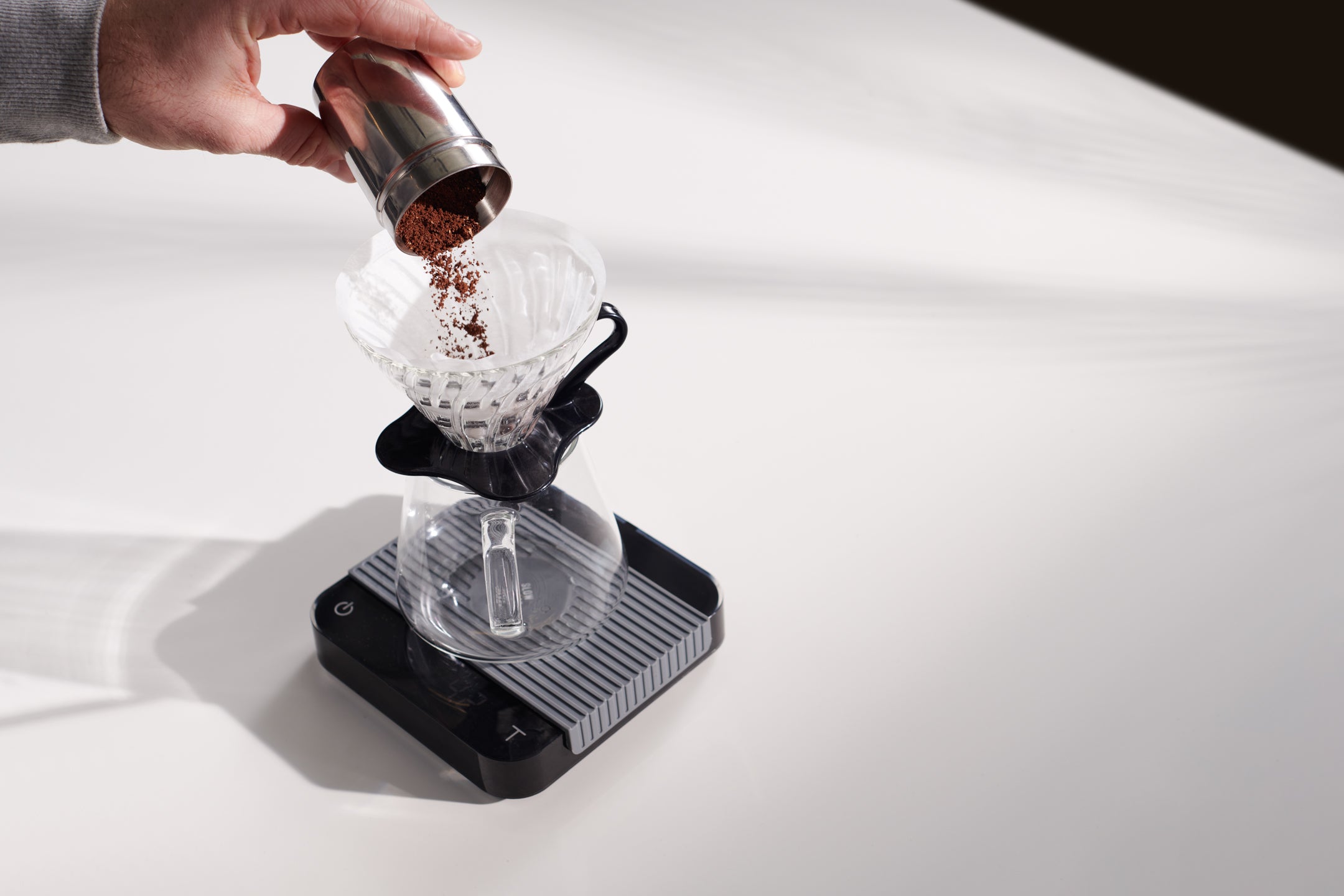 frisch gemahlener Filterkaffee im Handfilter