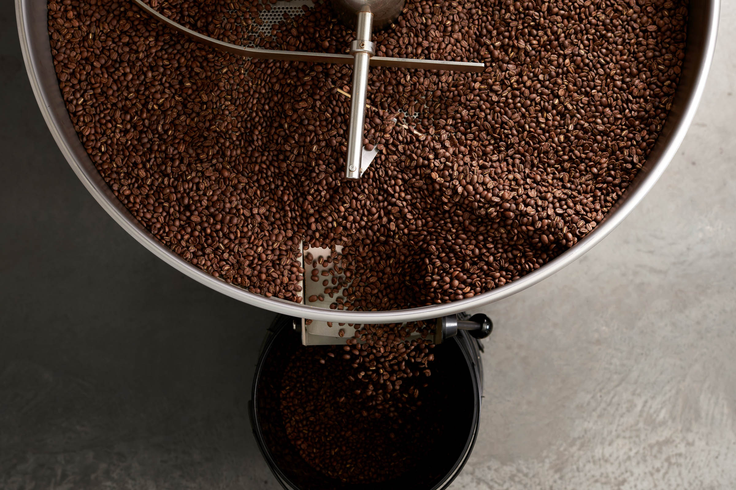 Kühlsieb des Kaffeerösters gefüllt mit frischem Röstkaffee