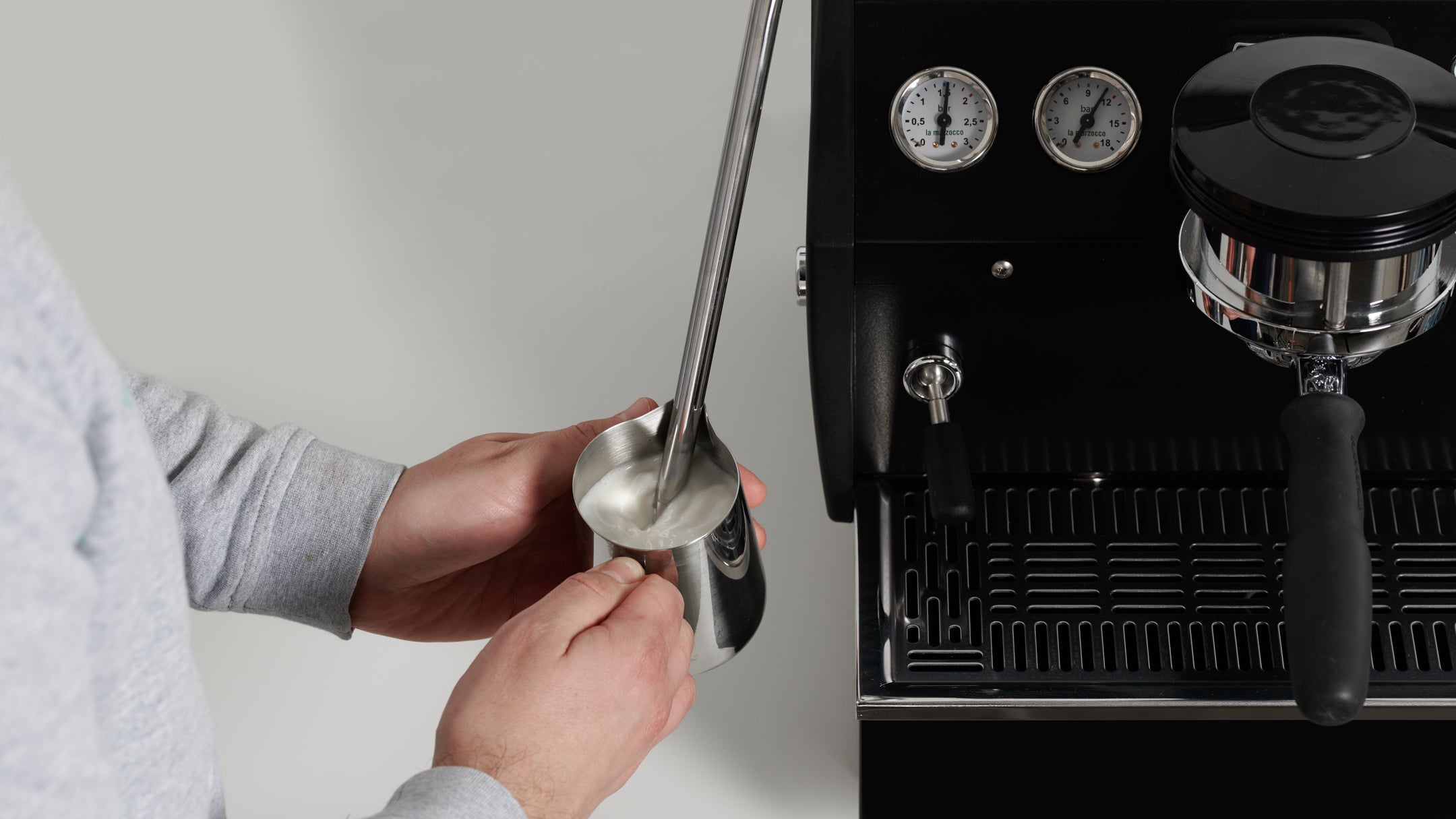 Milchschäumen mit der Siebträgermaschine in den Barista und Latte Art Kursen