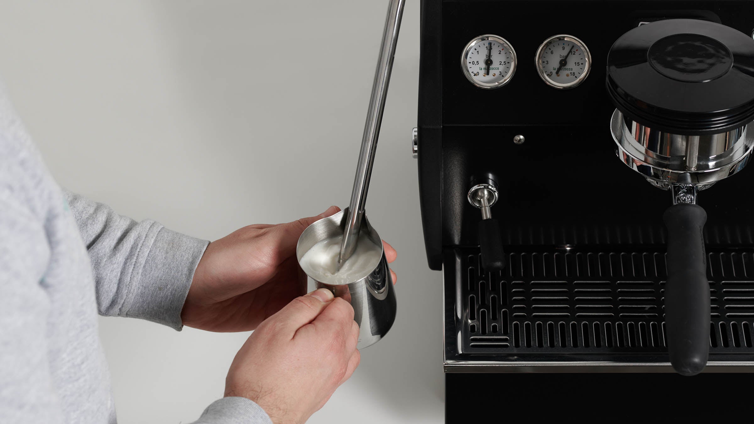 Milch schäumen an der La Marzocco GS3 in unserer Kaffeeschule am Rand von Köln