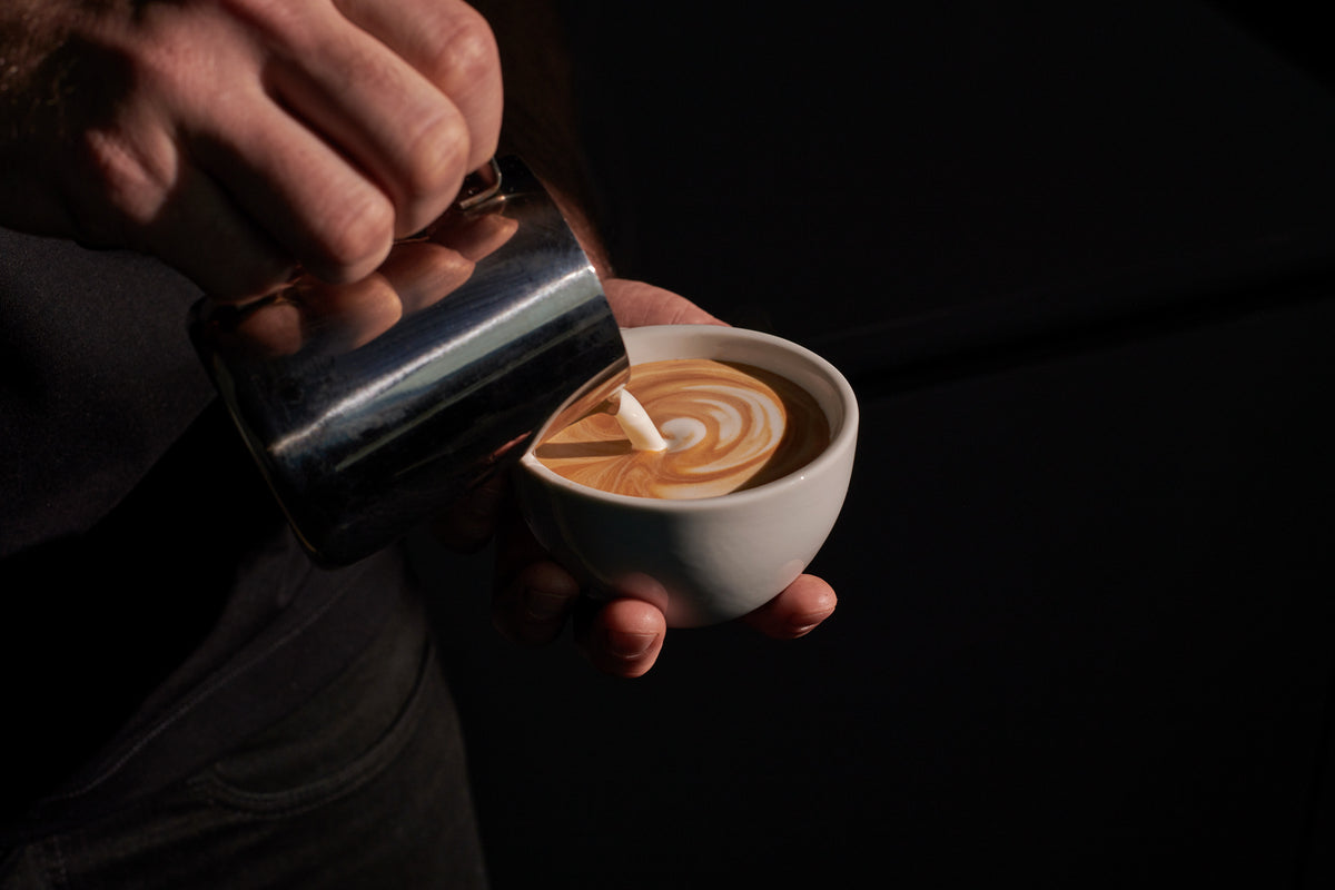 Latte Art in unseren Kursen in der Kaffeeschule. Hier: die Tulpe