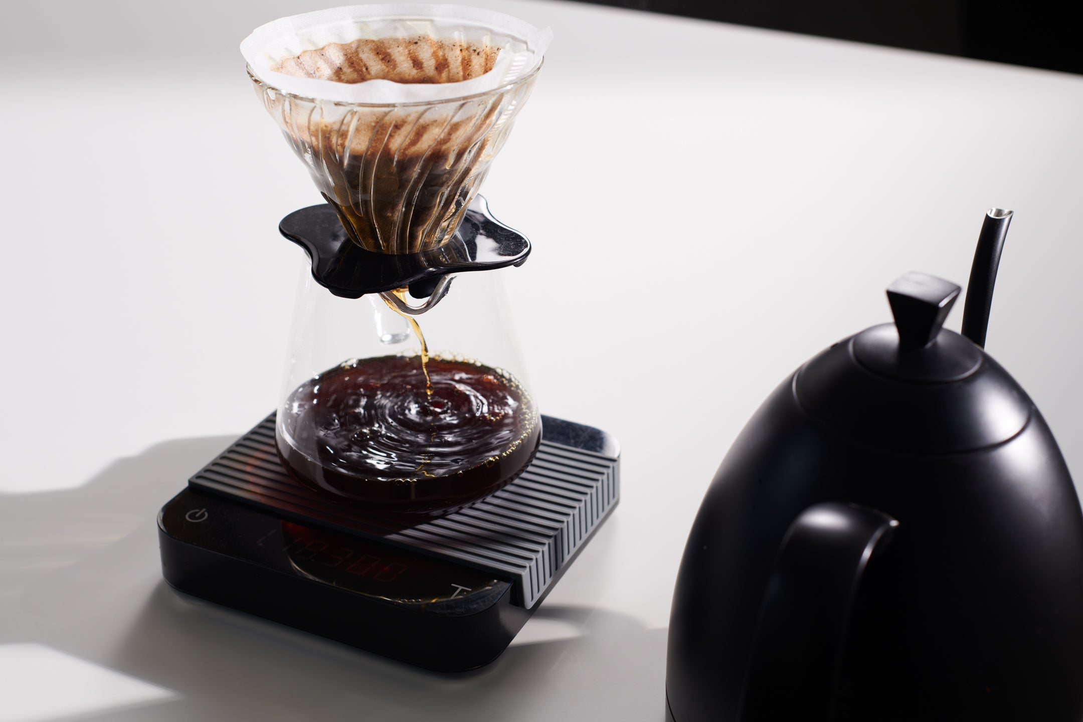 Filterkaffeezubereitung mit dem Handfilter. 