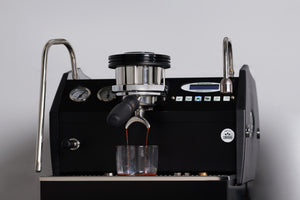 Espressozubereitung an der La Marzocco Siebträgermaschine. In unserer Kaffeerösterei am Rand von Köln zeigen wir euch, wie's geht!