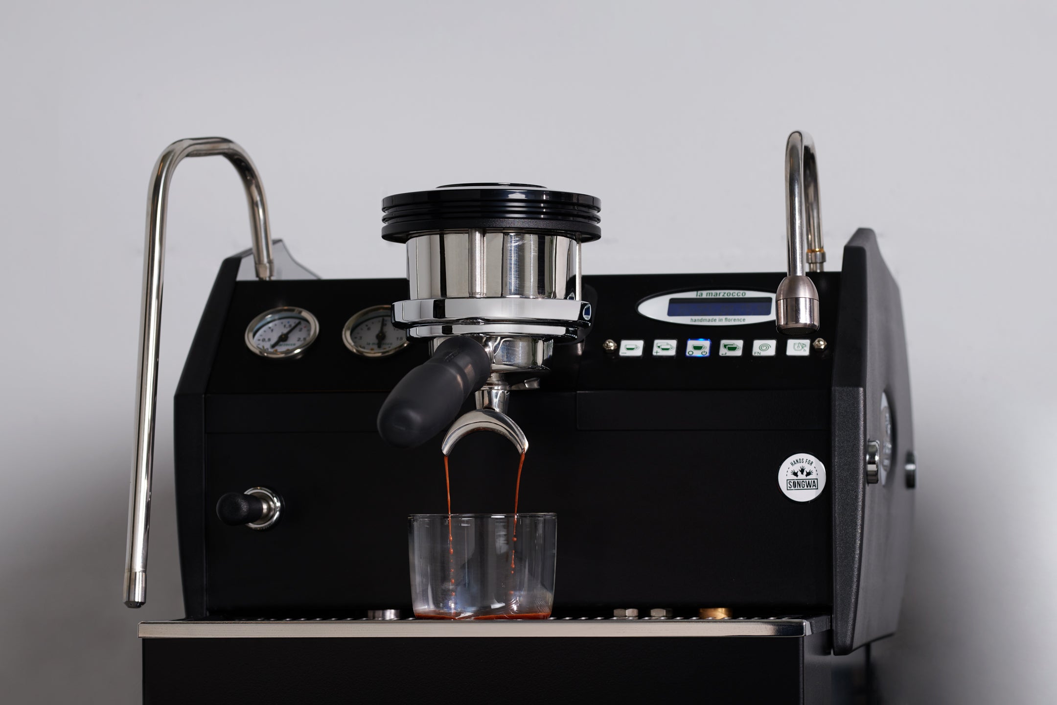 Espresso aus der Siebträgermaschine im Barista Kurs am Kölner Stadtrand
