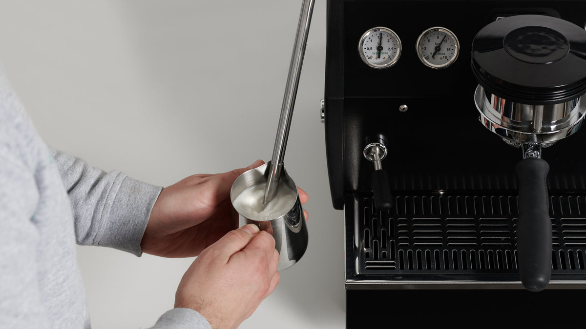 Milchschäumen mit der Siebträgermaschine in den Barista und Latte Art Kursen